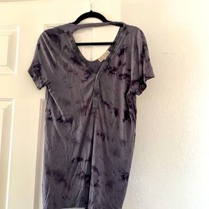 Women’s grey snap Tshirt